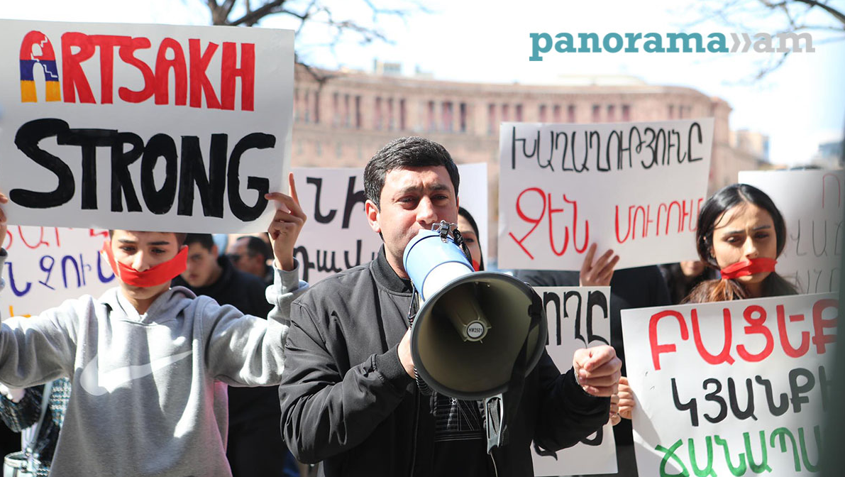 Aksi dengan mulut diikat pita merah di depan pemerintah – Panorama