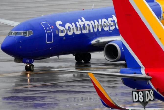 Di AS, setelah kondisi pilot memburuk, penumpang datang membantu awak kapal