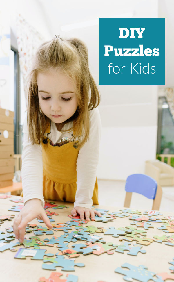 Gadis prasekolah menyusun teka-teki.  Teks membaca teka-teki DIY untuk dibuat dan dimainkan anak-anak.