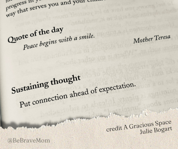 Kutipan dari sebuah renungan.  Teks membaca Kutipan hari ini "Kedamaian dimulai dengan senyuman," Bunda Theresa. 