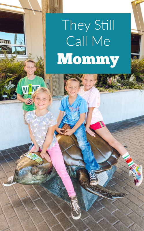 Empat anak duduk di teks patung kura-kura membaca mereka masih memanggil saya ibu.  Apa yang anak-anak sebut kami adalah spesial bagi setiap ibu.